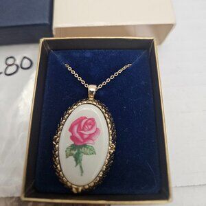FULLER BRUSH COMPANY ONE ROSE NECK PENDANT, GOLD TONED